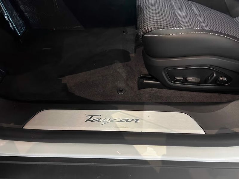 Porsche Taycan Sport Turismo HuD Pano Soft - fotka 22 z 25