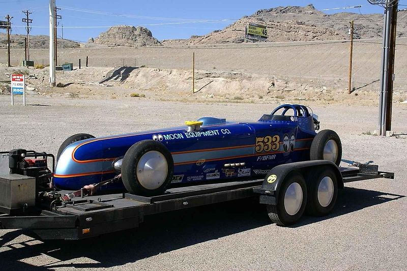 Vítejte v Bonneville Salt Flats! Cedule, která vítá návštěvníky solného jezera, kde se dosahuje rychlostních rekordů.