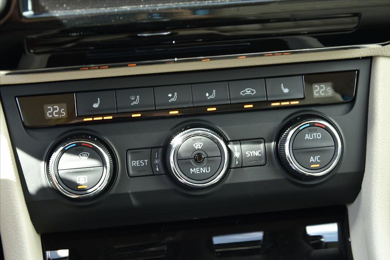Škoda Superb 2.0 TSI 206kW DSG 4x4 STYLE ČR - fotka 28 z 33