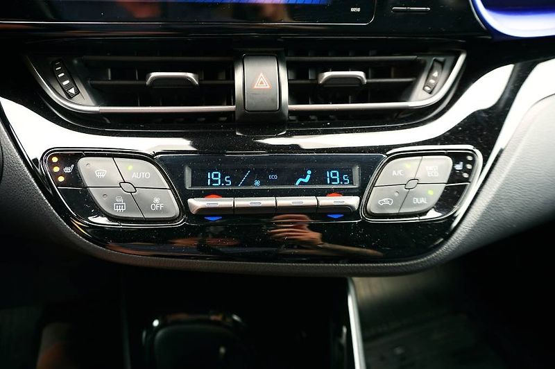 Toyota C-HR (2018) ACTIVE 1,8 HYBRID 72 kW - fotka 34 z 49