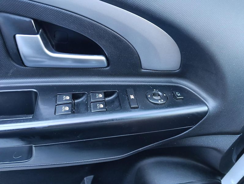 Kia Ceed (2010) 1.6D/85kW, automat, výhřev, AC - fotka 18 z 24