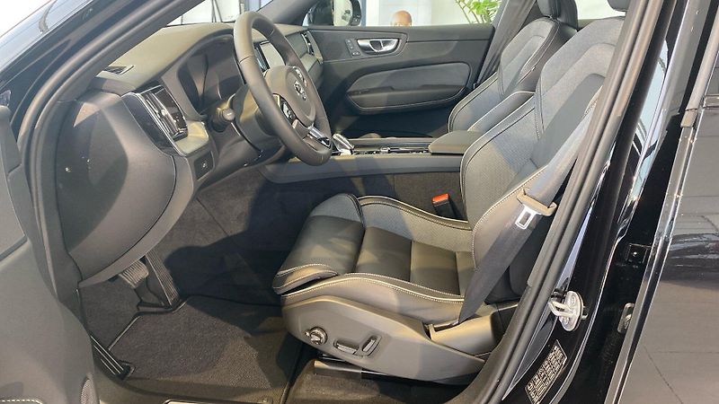 Volvo XC60 (2026) PLUS BLACK EDITION, B5 AWD, 18 - fotka 8 z 14