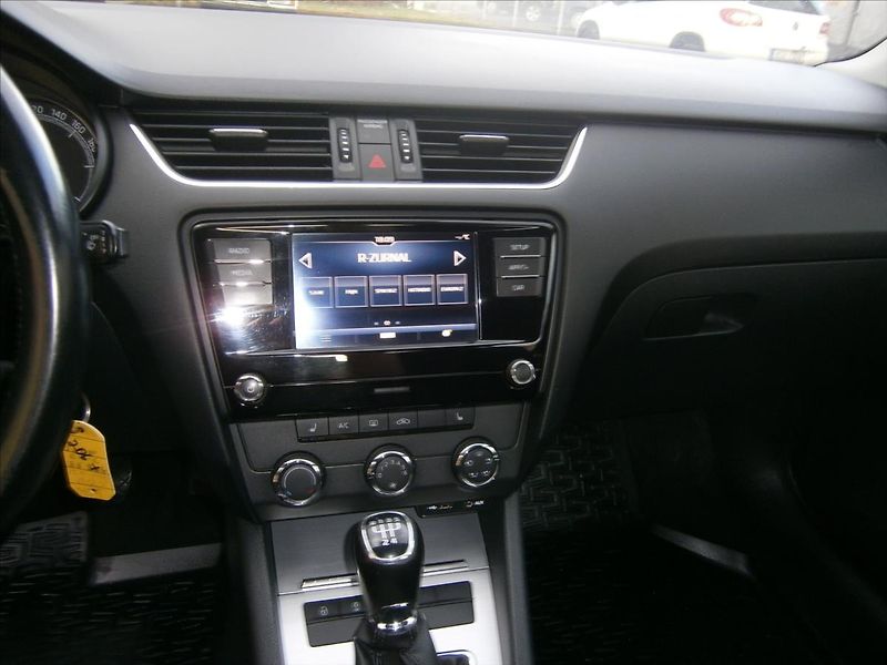 Škoda Octavia 1,6 TDI KLIMA  koup. ČR - fotka 13 z 15