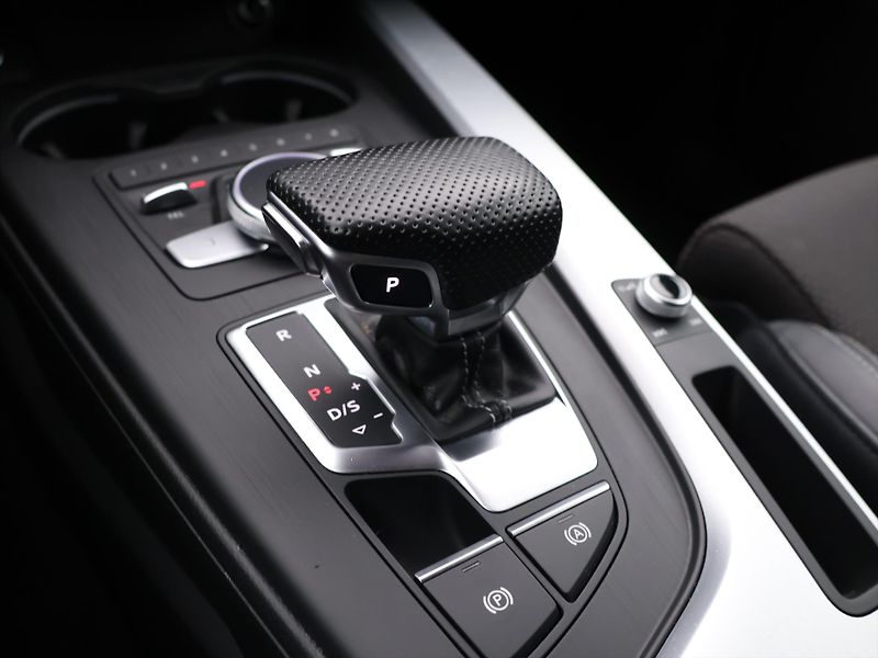 Audi A4 3,0 TDI quattro S-line S-Troni - fotka 24 z 33