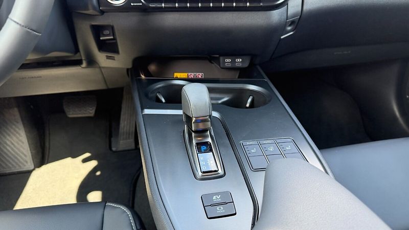 Lexus UX 300h 300H 2,0 HEV F SPORT DESIGN - fotka 17 z 28