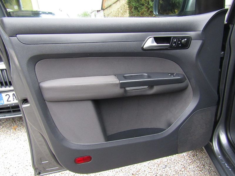 Volkswagen Caddy (2013) 1.6 TDI 75kW  7 MÍST - fotka 18 z 37
