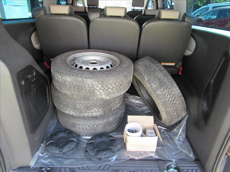 Ford Tourneo Custom 2,2 TDCi 114kW 9 míst - fotka 32 z 36