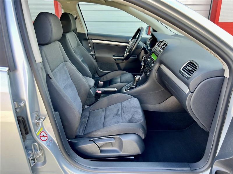 Volkswagen Golf 1,6 TDI  HIGHLINE*DSG*ZÁRUKA - fotka 21 z 40