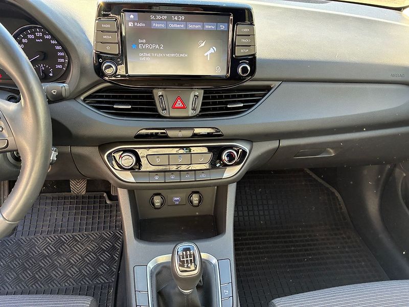 Hyundai i30 1.0 T-GDi 88 kW Fastback ČR - fotka 11 z 22