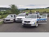 Řidič Renaultu najížděl i do policejní Octavie v civilním provedení.