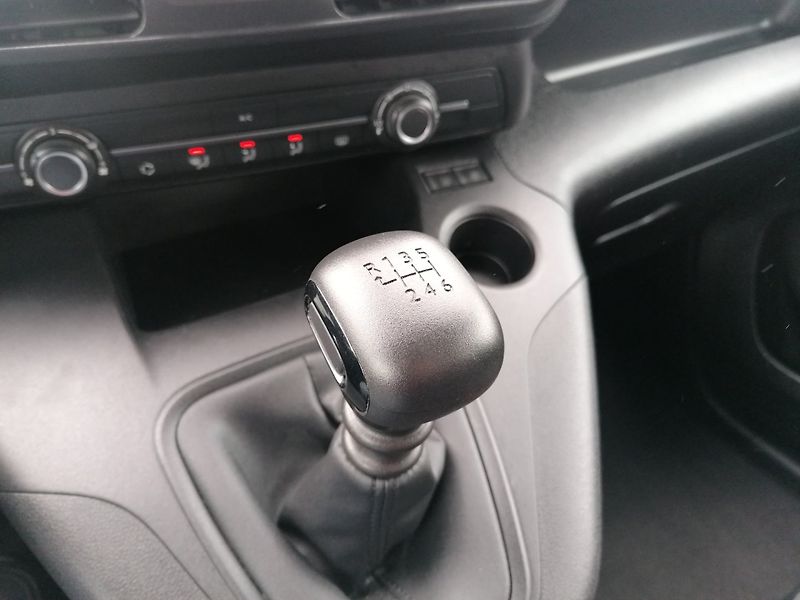 Toyota ProAce City Verso (2021) 1.2 T 7-míst Long,Shuttle - fotka 18 z 26
