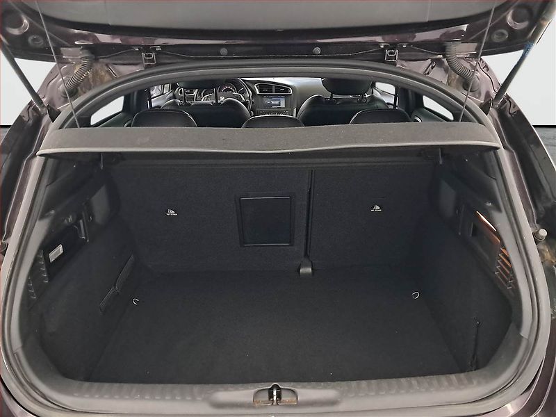 Citroën DS4 (2014) 1.6 e-HDi, po STK, Tažné - fotka 14 z 15