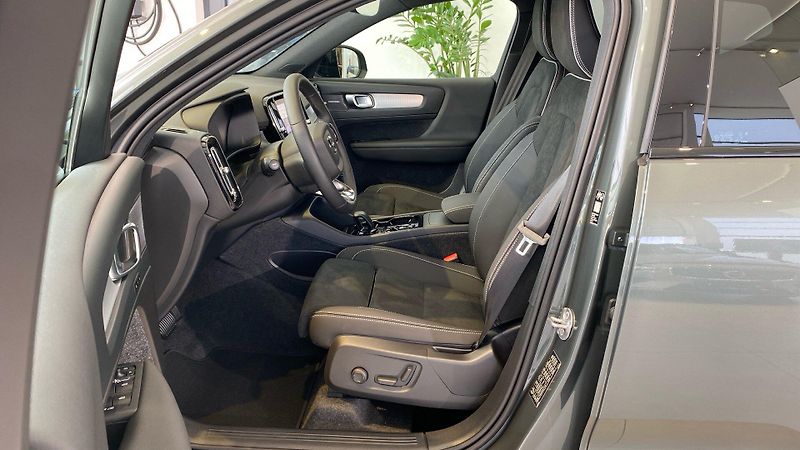 Volvo XC40 (2026) PLUS DARK, B4 FWD, 145+10 kW / - fotka 6 z 15