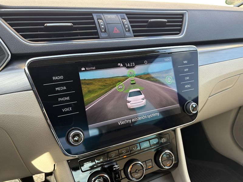 Škoda Superb 2.0 TDI 4x4 DSG / 147 kW Style - fotka 19 z 24
