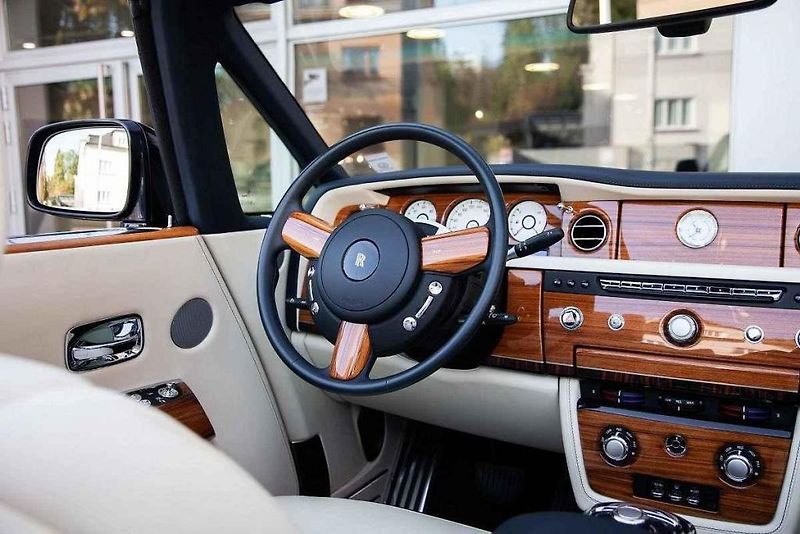 Rolls-Royce Phantom Drophead Coupé.