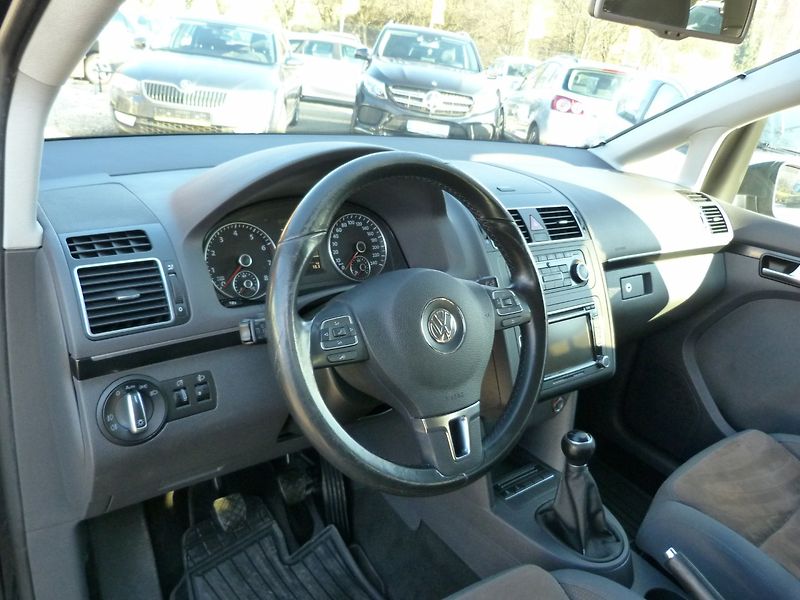 Volkswagen Touran 1.2 tsi Highline - fotka 13 z 19