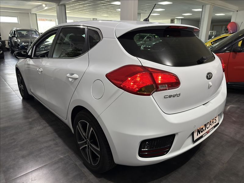 Kia Ceed 1,6   GDI KAMERA VÝHŘEV 61TKM - fotka 4 z 31