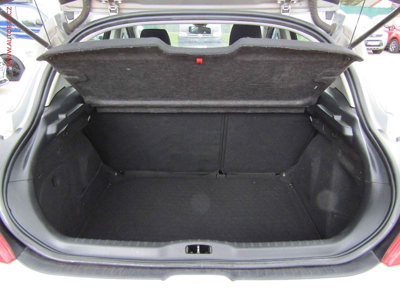 Peugeot 308 (2010) 1.6VTi, ČR, AC - fotka 7 z 15