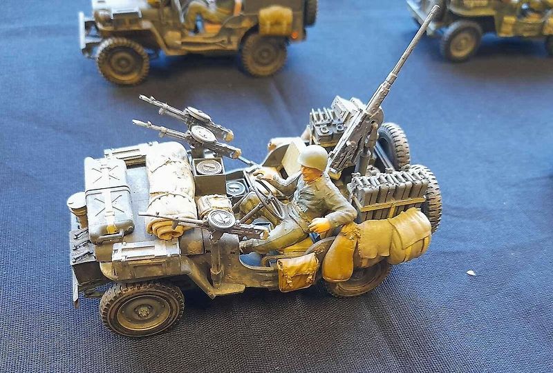 Jaroslav Žampach z Teplic staví raritní modely amerických Jeepů v měřítku 1:35. Jeho kolekce má v současnosti tři desítky exemplářů.