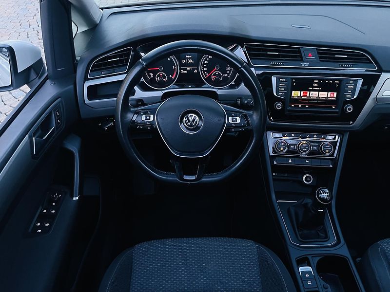 Volkswagen Touran 1.6TDI MANUÁL SERVISKA TAŽNÉ - fotka 24 z 44