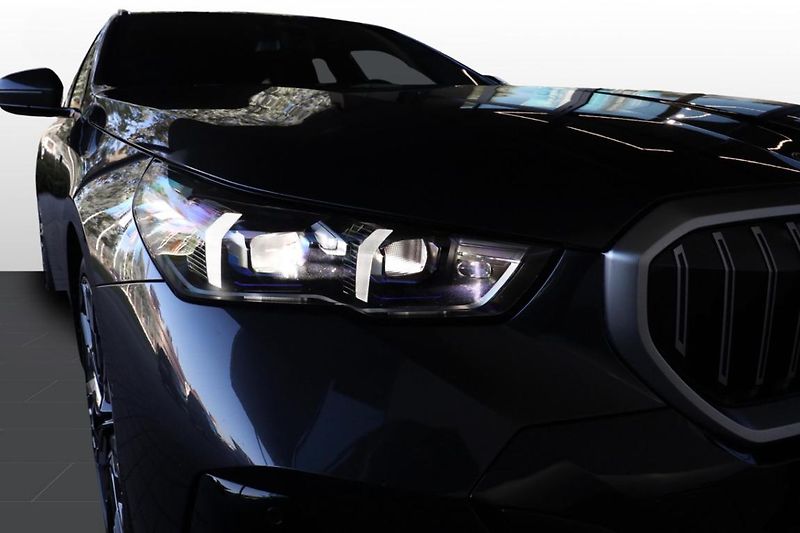 BMW Řada 5 540d xDrive Touring - fotka 22 z 24