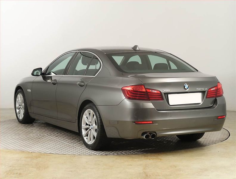 BMW Řada 5 (2015) 525d, 4X4, Automat - fotka 4 z 22