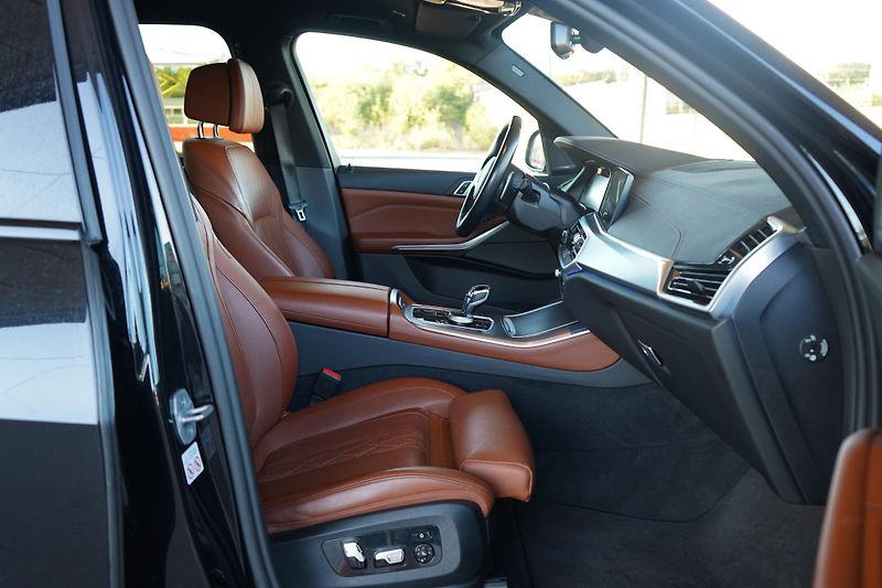 BMW X5 (2022) BMW X5 M50i - fotka 17 z 50