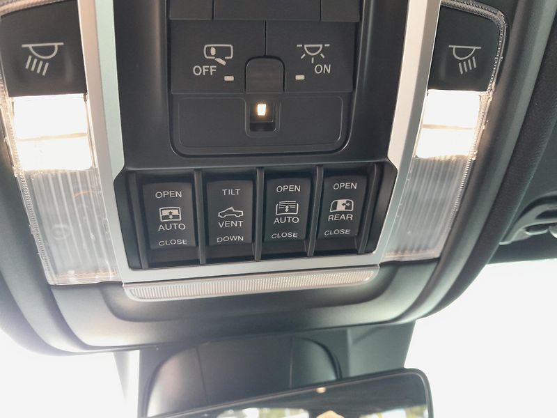 Dodge RAM (2024) 1500, 5.7 V8  Laramie - fotka 33 z 43