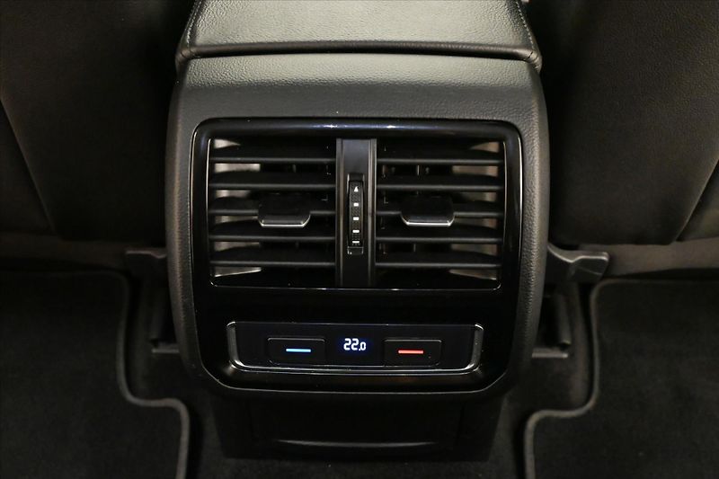 Volkswagen Passat 2,0 TDI 110 kW DSG Elegance Zá - fotka 23 z 33