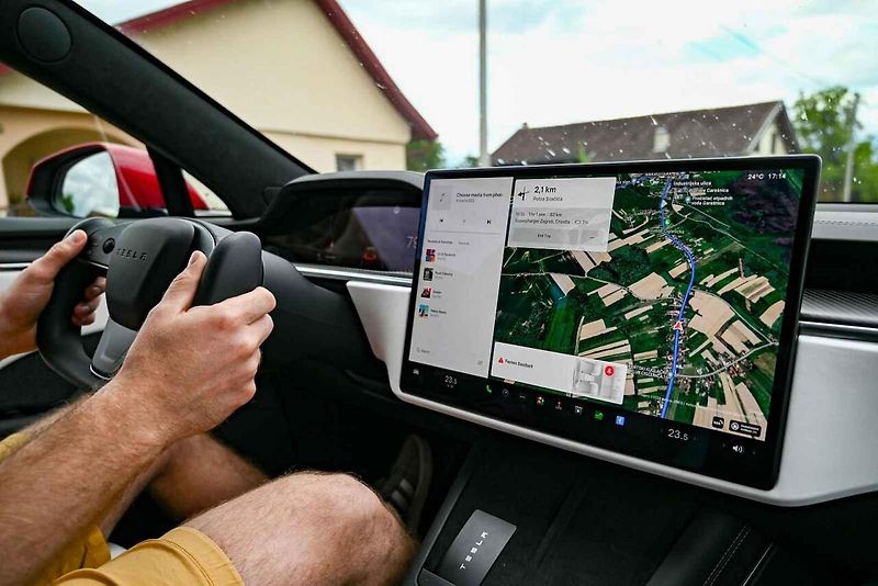 Při aktivovaném autopilotovi je stále nutné se věnovat plně řízení.