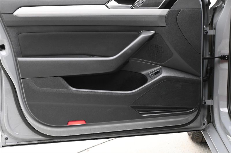 Volkswagen Passat 2,0 TDI 110 kW DSG Business Zá - fotka 25 z 32