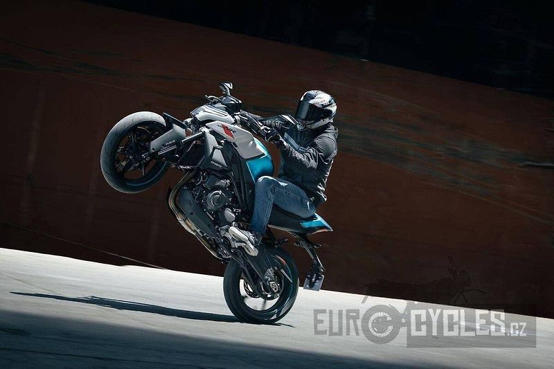 CFMOTO 450 NK (2026) - fotka 12 z 20