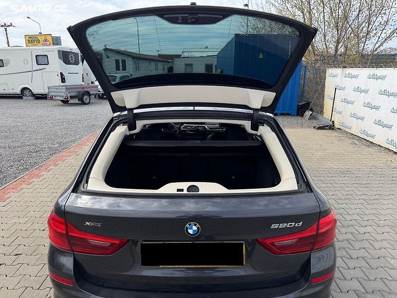 BMW Řada 5 (2017) 520d xdrive Sportline kombi - fotka 35 z 50