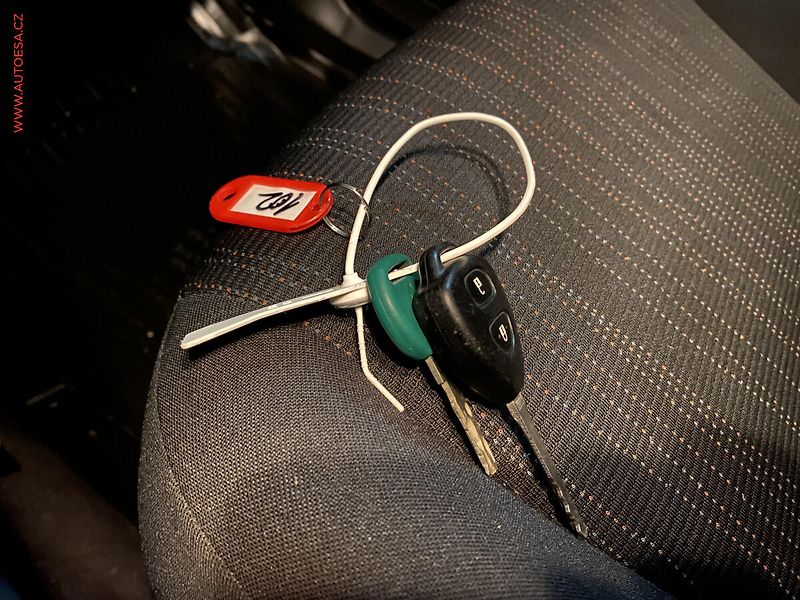 Toyota Auris (2009) 1.6 i, ČR - fotka 17 z 18