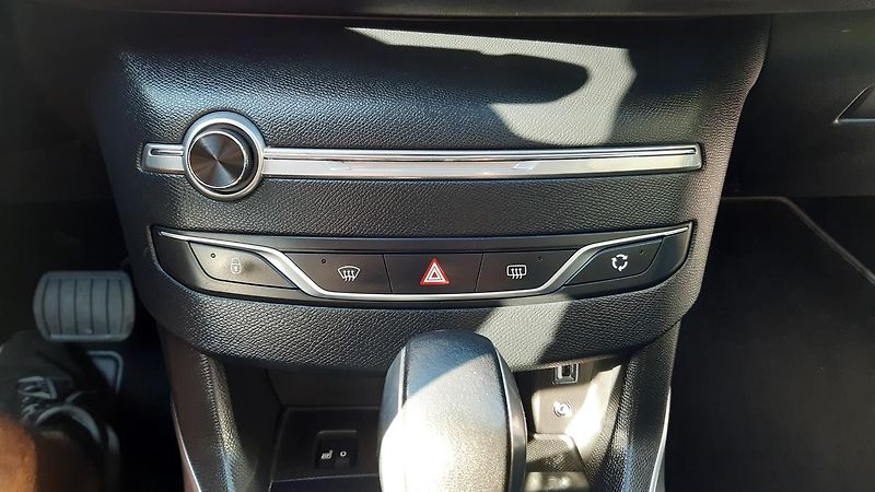 Peugeot 308 SW 1.6 BlueHDI Allure AUT - fotka 29 z 32