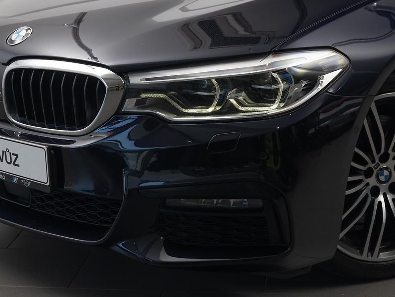 BMW Řada 5 530d xDrive Touring - fotka 7 z 22