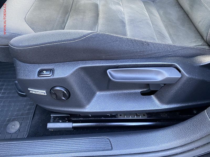 Volkswagen Golf (2019) 1.6TDI, masáž, autoAC - fotka 14 z 17