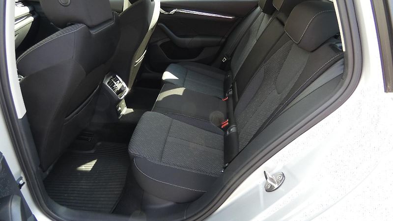 Škoda Octavia Combi 2,0 TDI Style DSG 110 kW - fotka 21 z 25