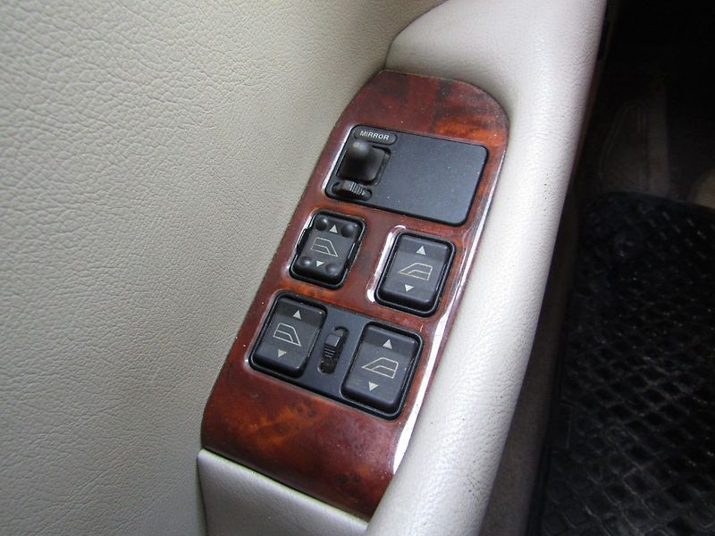 Jaguar XJ6 (1995) 3.2 R6 155kW  PLNĚ POJÍZDNÉ - fotka 31 z 35