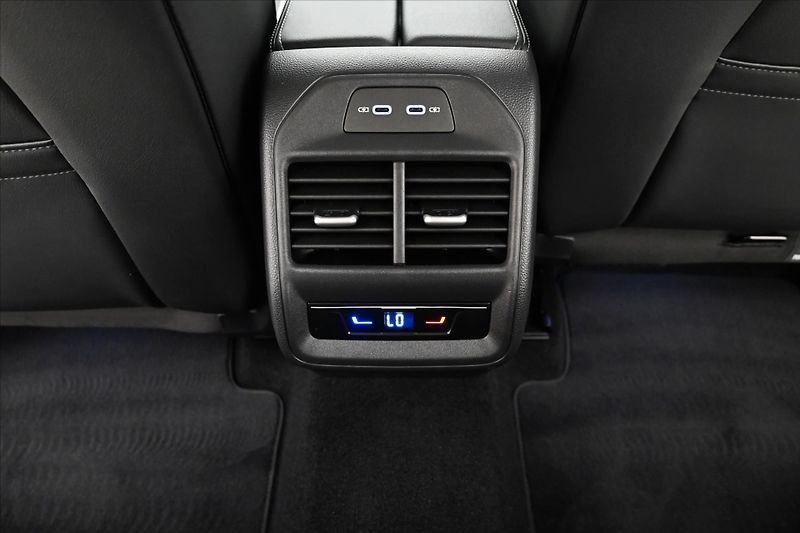Volkswagen Passat 2,0 TDI 110 kW DSG Business Zá - fotka 22 z 32
