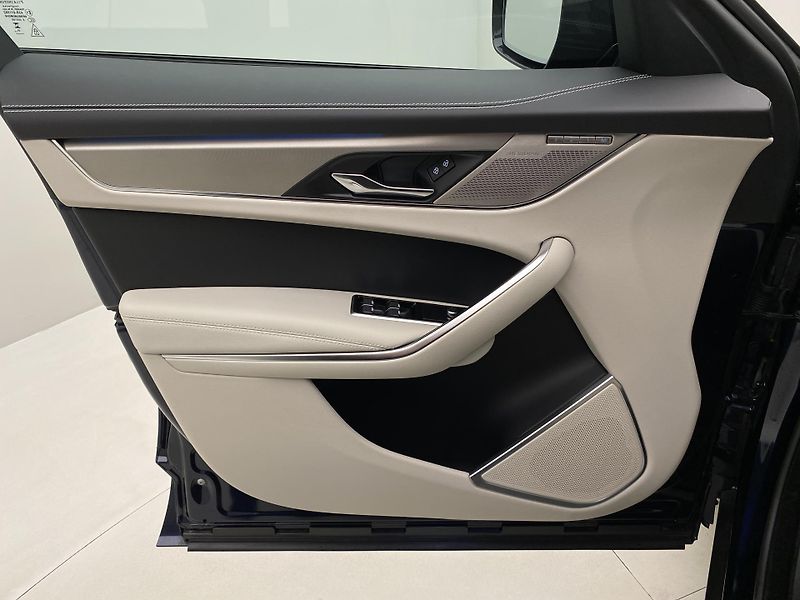 Jaguar F-Pace P250 SE R-DYNAMIC AWD AUT  - fotka 7 z 43