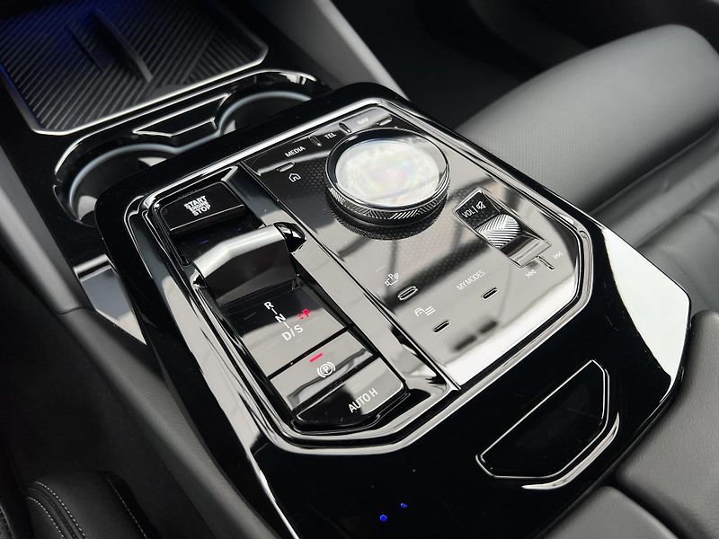 BMW Řada 5 520d xDrive Touring M-Sport - fotka 25 z 31