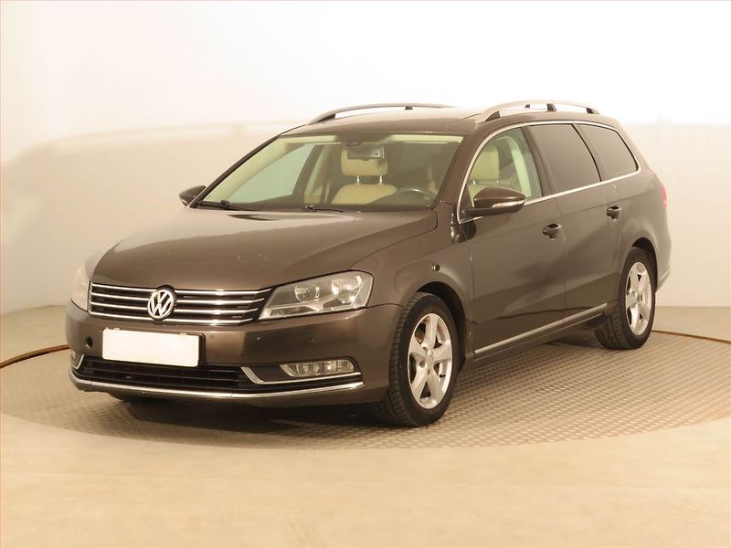 Volkswagen Passat (2013) 2.0 TDI, Navi, Tempomat - fotka 2 z 16