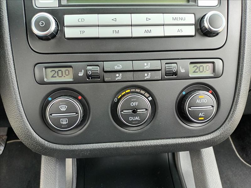 Volkswagen Golf 1,6 MPI,75KW,VÝHŘEV,DIGIKLIMA - fotka 31 z 39