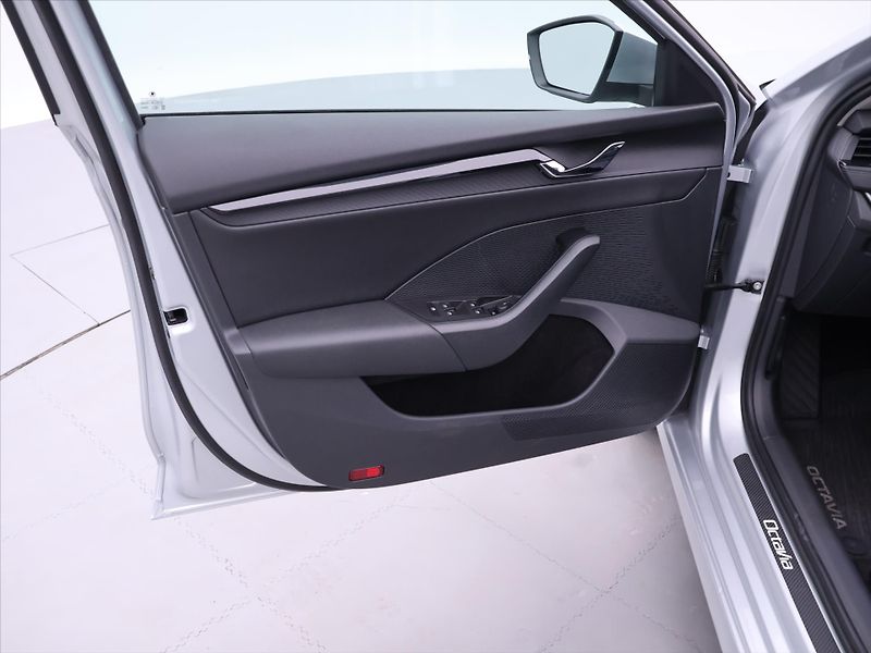 Škoda Octavia 2,0 TDI 110 kW 4x4 DSG DPH CZ - fotka 11 z 34
