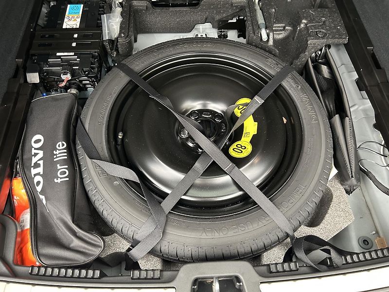 Volvo XC60 2.0  B4 4x4 PLUS  Black - fotka 13 z 30