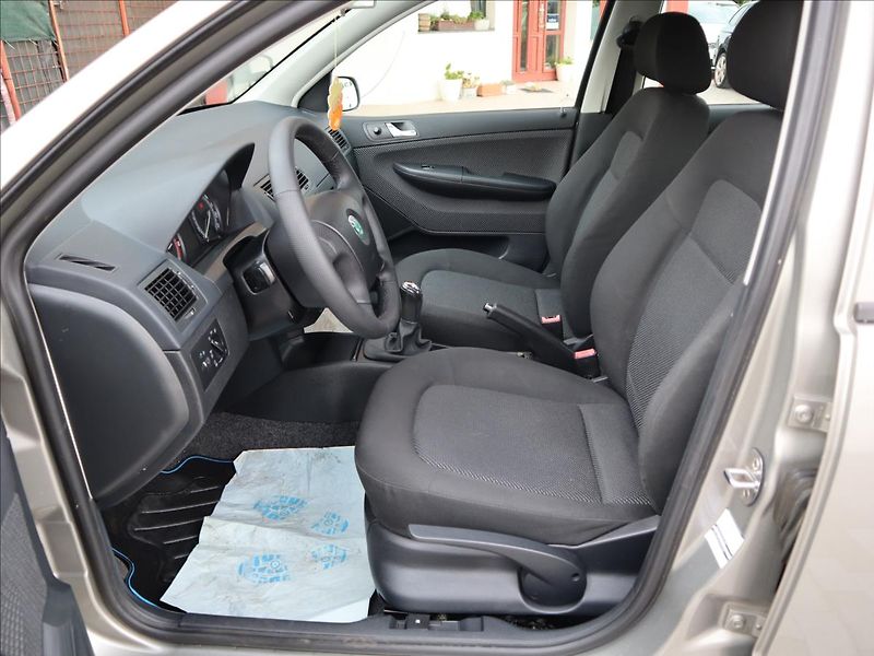 Škoda Fabia 1,4 16V Ambiente Klima - fotka 7 z 38