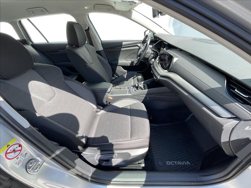 Škoda Octavia 2,0 TDI Combi Ambition Plus - fotka 18 z 22