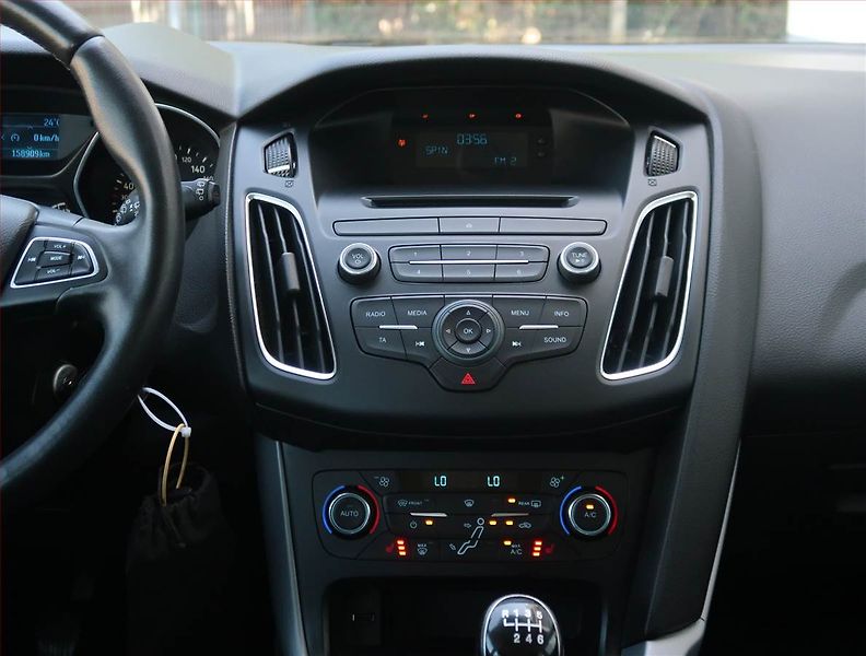 Ford Focus (2016) 1.0 EcoBoost, Vyhř. sedaček - fotka 12 z 16