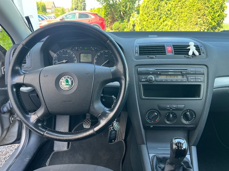 Škoda Octavia (2008) 1.6 MPi Nová STK - fotka 9 z 14